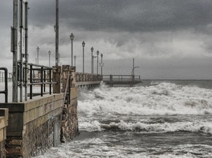 mare, onde, lampioni, molo, nuvole, cielo, acqua, mareggiata, schiuma