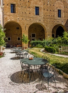 sedie, archi, finestre, piante, verde, giardino, tavolini, erba, siepi, tavoli, panchina, panchine, portico, palazzo, ferro, vasi, ghiaia, aiuole, cortile, tavolo, mattoni, ombre