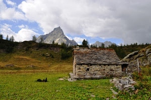 nuvole, prato, verde, cielo, erba, alberi, montagna, montagne, casa, tetto, pietre, paesaggio, sassi, pietra, baita, roccia, panorama, vette, cascina, casolare