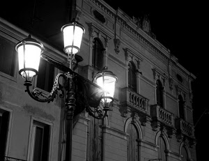 lampione, palazzo, balconi, bianconero, luce, notte, luci, tre, nero, città, notturno, bianco