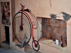 bottiglia, ruote, bicchiere, bicicletta, rosso, finestra, grata, ruota, muro, antico, pennello, pedali, inferriata, raggi, plastica, sella, ruggine, cerchi