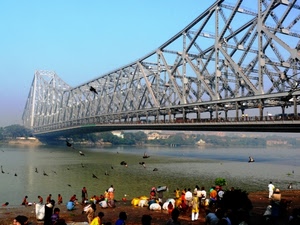ponte, fiume, uccelli, persone, acqua, alberi, cielo, ferro, case, metallo, verde, volatili, azzurro, acciaio