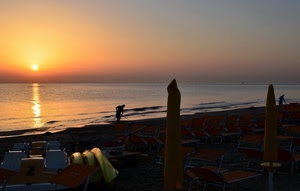 tramonto, mare, spiaggia, sole, ombrelloni, acqua, lettini, cielo, sdraio