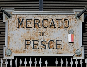 insegna, stemma, mercato, ruggine, scritta, lance, ferro, targa, inferriata, cartello, rosso, pesce, corona, scritte