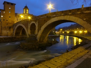 ponte, fiume, luci, campanile, acqua, archi, notte, torre, lampioni, finestre, sera, blu, cielo, città, notturno, riflessi, chiesa, riflesso