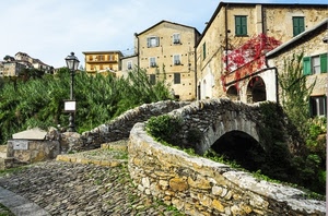 lampione, ponte, case, borgo, finestre, pietra, archi, piante, alberi, verde, pietre, strada, cielo, sassi