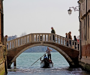 ponte, gondola, lampione, gondoliere, acqua, venezia, canale, passanti, remo, turisti, arco, laguna, balaustra, cielo, finestre, mare