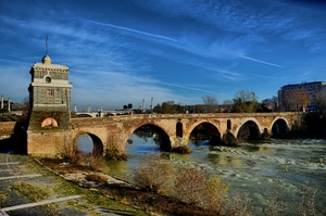 fiume, ponte, acqua, archi, torre, cielo, nuvole, piante, tevere