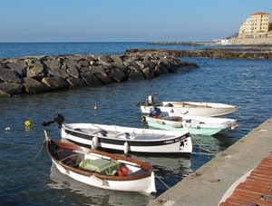 barche, mare, bianco, acqua, cielo, molo, azzurro, boe, case, frangiflutti, scogli, motori, porto, quattro, porticciolo, casa, scogliera, palazzi, galleggianti, finestre