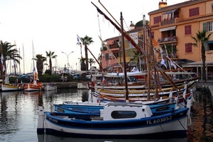 barche, porto, alberi, palme, mare, acqua, porticciolo, finestre, riflessi, case