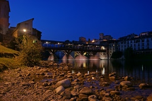 ponte, fiume, sassi, case, luci, riflessi, acqua, cielo, blu, notturno, notte, finestre, pietre, legno, lampioni, sera