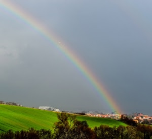 arcobaleno, verde, cielo, alberi, prato, panorama, paesaggio, case, paese, colori, collina, erba, nuvole, campagna