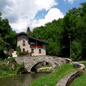 ponte, casa, fiume, alberi, nuvole, verde, erba, cielo, fiori