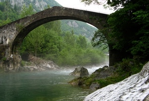 fiume, ponte, alberi, arco, acqua, rocce, sassi, verde