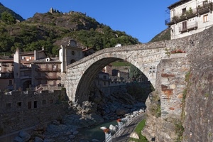 ponte, fiume, case, arco, balconi, chiesa, finestre, acqua, montagne, alberi, collina, rocce, ringhiere, verde, cielo, montagna, paese, azzurro, massi, fiori, ruscello