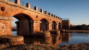 ponte, fiume, acqua, archi, arcate, cielo, riflessi, riflesso, mattoni