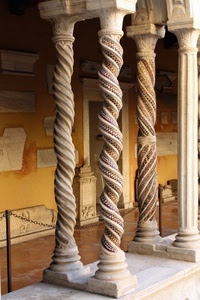 colonne, catena, spirale, chiostro, marmo, portico, porta, lapidi, capitelli, due
