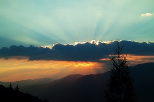 tramonto, nuvole, montagne, albero, cielo, raggi, montagna, panorama, luce, sole