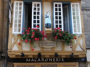 finestre, fiori, insegna, donna, rosso, statua, due, gerani, piante