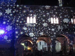 finestre, notte, archi, trifore, natale, luci, stelle, blu, notturno, fiocchi, portico, neve, luminarie, palazzo, festa