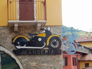 balcone, moto, insegna, insegne, vele, case, tetti, giallo, ringhiera, finestra, negozio