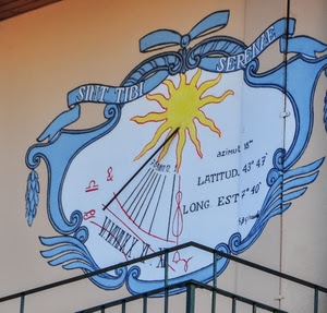 sole, meridiana, azzurro, giallo, ringhiera, numeri, orologio, muro, scritte, scritta, asta