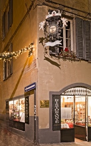 insegna, angolo, luci, finestre, vetrine, negozio, luminarie, ristorante, freccia, corona, insegne, angeli, fiori, bianco, strada, porte, porta, sole, decorazioni, persiane, blu, imposte, arco, albergo, notturno