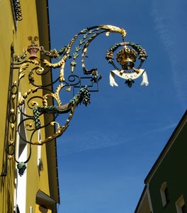 insegna, cielo, corona, oro, ferro, croce, giallo, dorato, grappolo, uva, case