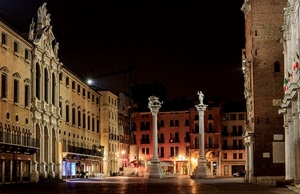 colonne, piazza, notte, palazzi, notturno, bandiere