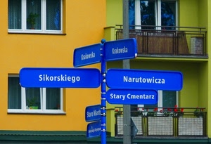 finestre, cartelli, balconi, giallo, indicazioni, blu, azzurro, segnaletica, insegne, palazzo, palo, case