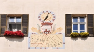 orologio, meridiana, finestre, fiori, due, numeri, muro