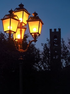 torre, lampione, luci, alberi, lampioni, notte, sera, giallo, controluce, notturno