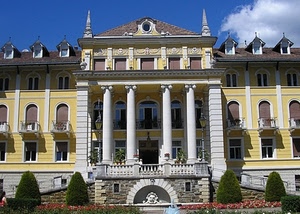 colonne, finestre, abbaini, palazzo, alberi, balconi, giallo, villa, fontana