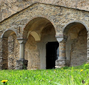 archi, colonne, prato, chiesa, porta, erba, verde, portico, capitelli, pietra, colonna, fiori