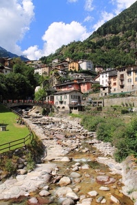 ponte, fiume, borgo, acqua, nuvole, paese, case, ruscello, montagna, torrente, sassi, prato, verde