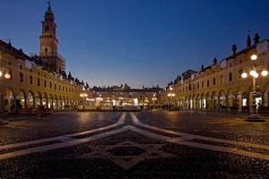 piazza, luci, lampioni, cielo, campanile, palazzi, torre, notturno, notte, portici, blu