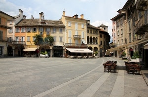 piazza, tavolini, finestre, sedie, comignoli, case, palazzi, balconi, bar, portici, colonne, tende, piante, giallo, cielo, edifici, archi