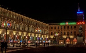 piazza, luci, notte, lampioni, finestre, orologio, notturno, persone, palazzi, portici, numeri, colori, insegne, torino, rosso, verde, passanti, blu, statua, sera