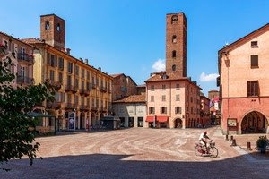 piazza, bicicletta, torri, albero, torre, portici, finestre, ciclista, case