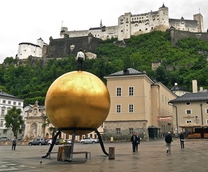 castello, sfera, piazza, oro, persone, case, palla, alberi, passanti