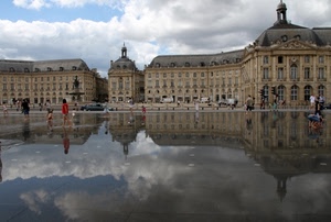 acqua, nuvole, palazzi, cielo, riflesso, persone, riflessi, piazza, palazzo, finestre, passanti, fontana