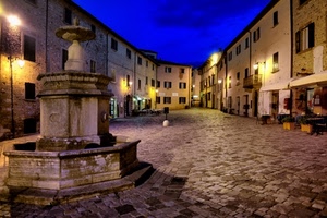 fontana, piazza, luci, finestre, blu, notturno, notte, sera, prospettiva, palazzi, case