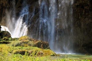 cascata, acqua, erba, verde, rocce, spruzzi, piante, natura, fiume, prato, muschio, torrente, cascate, montagna, luce