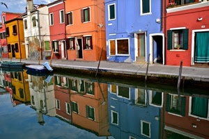finestre, acqua, colori, porte, case, barche, canale, riflesso, arancione, rosso, riflessi, barca, cielo, palazzi, pali, venezia, tenda, azzurro, multicolore