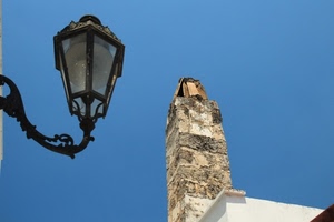 lampione, cielo, azzurro, comignolo, ferro, vetro, bianco, pietre, lampada, camino