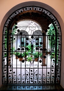 cancello, ferro, arco, piante, colonne, vasi, fiori, inferriata, finestre, cortile