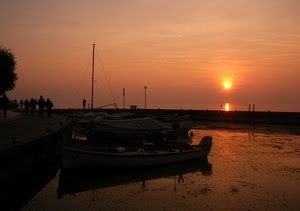tramonto, barche, sole, mare, acqua, controluce, riflessi, passanti, molo, cielo, albero, rosso, riflesso, barca, persone, porto, alba