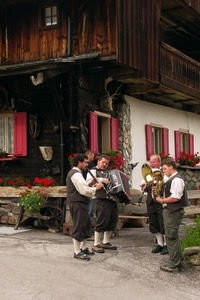 fisarmonica, finestre, fiori, musicisti, musica, montagna, quattro, flauto, casa, suonatori, rosso, legno, strumenti