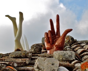 gambe, mano, nuvole, dita, cielo, tre, sassi, tegole, pietre, piedi, tetto, sculture, scultura, coppi, massi