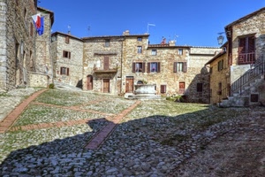 finestre, piazza, bandiere, case, borgo, sassi, pozzo, porte, cielo